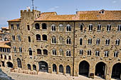 Volterra Piazza dei Priori - Palazzo Incontri posto sul lato Nord Ovest della piazza.